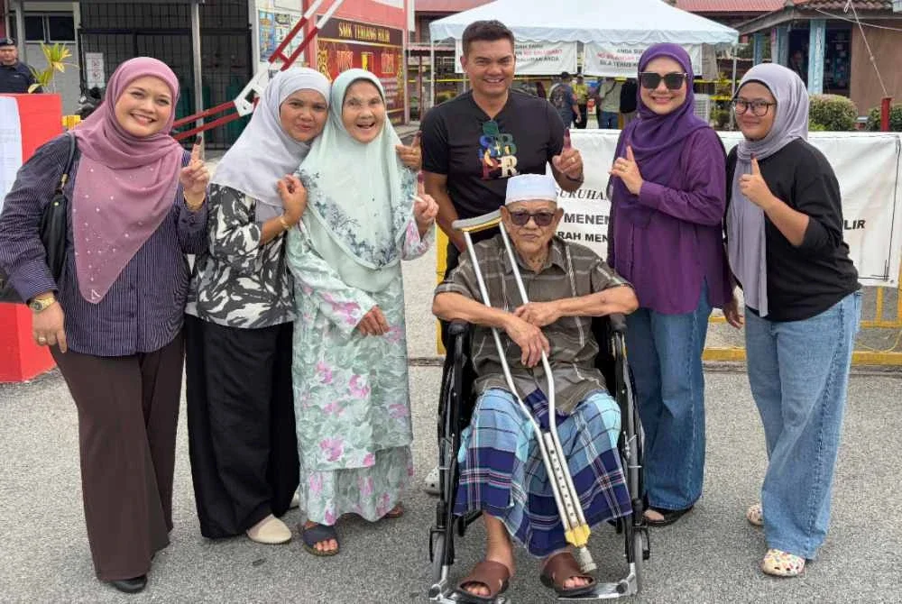 Pasangan itu tiba di pusat mengundi di Sekolah Menengah Kebangsaan Teriang Hilir, Simpang Durian pada kira-kira 9.50 pagi, ditemani anak-anak serta cucu mereka yang turut menunaikan tanggungjawab mengundi di sekolah berkenaan. Foto Bernama