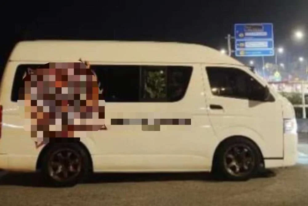 Van jenis Toyota Hiace yang diperiksa di kawasan susur keluar Stadium Sultan Mizan, Gong Badak di Kuala Nerus.