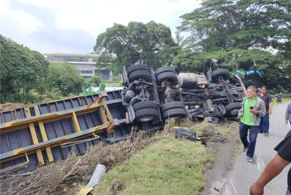 Keadaan kemalangan di susur masuk Plaza Tol Sungai Buloh menghala ke Kem Sungai Buloh pada Sabtu.