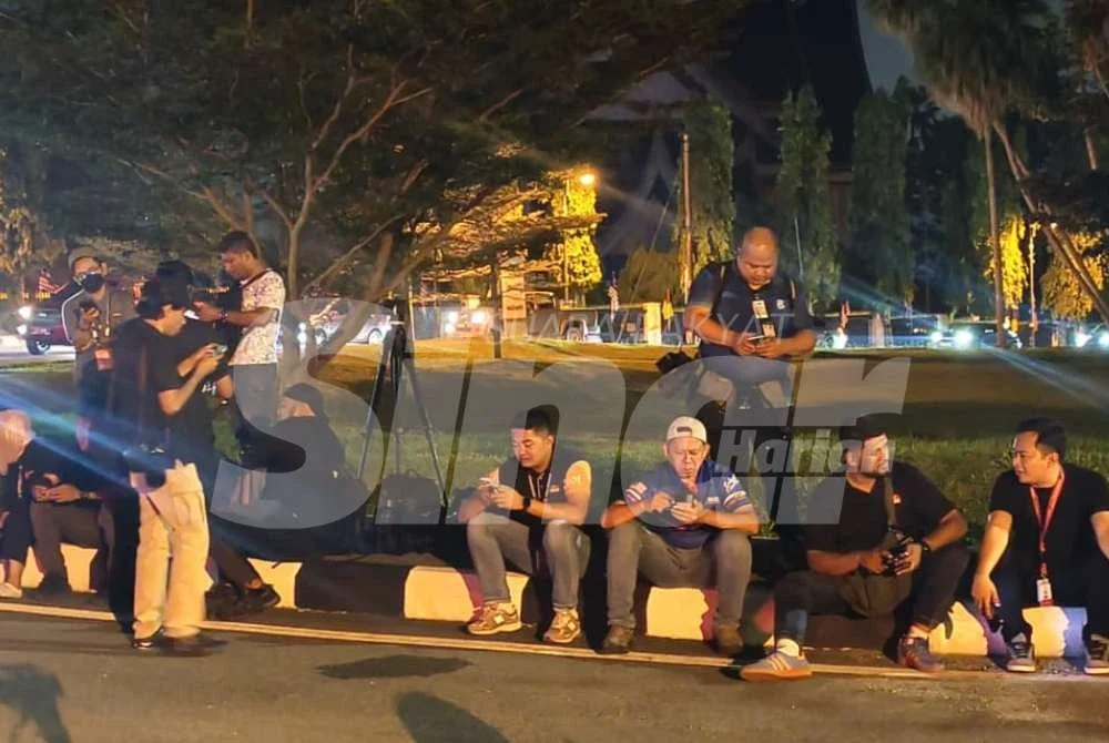 Kira-kira 50 pengamal media berkumpul di luar pintu utama Istana Hinggap.