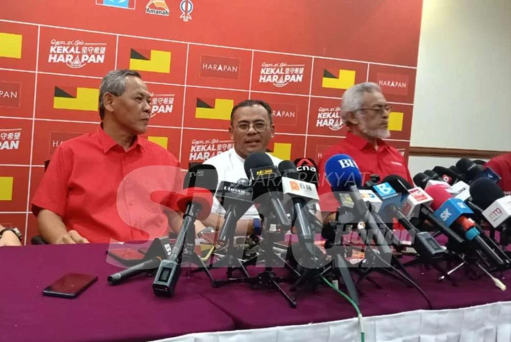 Amirudin (tengah) ketika sidang akhbar di Pusat Gerakan Operasi PH pada Sabtu.