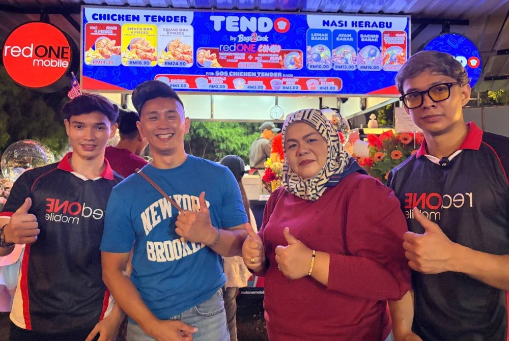 redOne Mobile diwakili Jemay Naim (dua dari kiri) perkasa usahawan tempatan menerusi kerjasama Tendo by Boys2Cook yang diusahakan pempengaruh Tiktok, Semboy (kiri) dan Uncle Tokok (kanan) di Embassy Lane, Kuala Lumpur pada Sabtu.