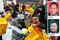 Petugas SPR melakukan persiapan akhir bagi penyediaan kit peralatan mengundi sempena PRN Negeri Sembilan di Pusat Penjumlahan Rasmi Undi, Wisma Majlis Bandaraya Seremban pada Jumaat. Foto Bernama