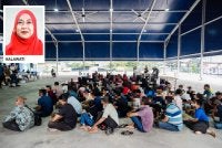 Pelarian Rohingya berada di Ibu Pejabat Polis Kontinjen (IPK) Kuala Lumpur selepas dipindahkan dari hadapan pejabat Suruhanjaya Tinggi Pertubuhan Bangsa-Bangsa Bersatu bagi Pelarian (UNHCR) di Jalan Bukit Petaling.