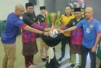 Zulkifli (dua dari kiri) bersama wakil penganjur dan tiga legenda bola sepak negara melakukan gimik peluncuran Kejohanan Bola Sepak Piala YB Menteri Agama di Masjid At-Taqwa, Taman Tun Dr Ismail pada Jumaat.