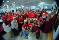 Zamri (berdiri, tengah) dan Azmi (kanan) bersama kakitangan Sinar Harian sempena sambutan ulang tahun ke-20 akhbar itu pada Jumaat.