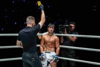 Ramadan dilayangkan kad kuning selepas pelindung giginya terlucut buat kali keempat sebelum sekali lagi terlucut buat kali kelima dalam pertarungan tiga pusingan di Stadium Lumpinee pada Jumaat malam. Foto: ONE Championship