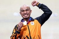 Azizulhasni bersama pingat emas yang dimenanginya dalam acara keirin lelaki di temasya Sukan Komanwel Glasgow 2026 di Sir Chris Hoy Velodrome. Foto Bernama