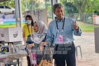 Mohamad dan isteri membuang undi di Sekolah Jenis Kebangsaan Cina Chung Hua, Rantau pada Sabtu. 