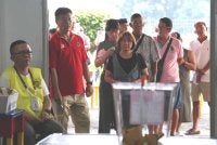 Pengundi menunaikan tanggungjawab mengundi di Pusat Pengundian SJKC Kelpin, Jalan Tok Ungku, Taman Ujong sempena PRN Negeri Sembilan ke-16 pada Sabtu. Foto Bernama