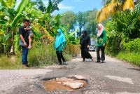 Jalan berlopak di Kampung Bukit, Sungai Pasir mengundang kebimbangan ramai.