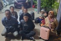 Taktik menjadikan sebuah rumah kampung sebagai lokasi transit PATI sebelum dihantar ke Kuala Lumpur terbongkar apabila lapan warga Indonesia bersama sepasang suami isteri tempatan diberkas dalam serbuan PGA di Kampung Gong Serapat, Pasir Puteh pada Jumaat. Foto PGA