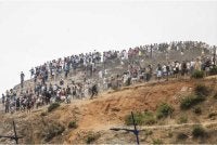 Sekumpulan pendatang berkumpul di atas bukit ketika bertempur dengan pasukan keselamatan Maghribi berhampiran bandar Fnideq di sempadan Maghribi-Sepanyol, dalam usaha memasuki wilayah Ceuta pada Jumaat. - Foto AFP