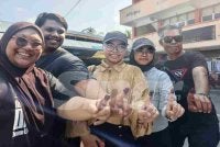 Hani Eryqa dan adiknya, Hani Mazri Eyna bersama keluarga ketika ditemui pemberita di Sekolah Menengah Agama (SMA) Dato Klana Petra Maamor, pada Sabtu.
