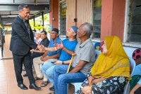 Ramlan (kiri) bersalaman dengan orang ramai ketika meninjau proses pengundian di Pusat Mengundi Sekolah Kebangsaan Taman Paroi Jaya sempena PRN Negeri Sembilan Ke-16 pada Sabtu. Foto Bernama