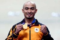 Mohd Azizulhasni bersama pingat emas yang dimenanginya dalam acara keirin lelaki di temasya Sukan Komanwel Glasgow 2026 di Sir Chris Hoy Velodrome pada Sabtu. Foto Bernama