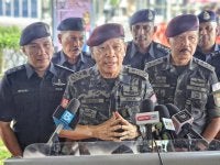 Mohd Khalid pada sidang akhbar selepas melawat pusat mengundi di Sekolah Menengah Kebangsaan King George V 