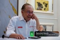 Anwar mengadakan perbualan telefon dengan Rajmohan Gandhi, yang juga sejarawan dan cucu kepada Mahatma Gandhi. Foto Facebook Anwar Ibrahim
