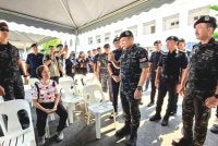 Mohd Khalid beramah mesra bersama pengundi semasa meninjau lokasi proses pengundian PRN Negeri Sembilan di Sekolah Menengah Kebangsaan King George V pada Sabtu. Foto Bernama