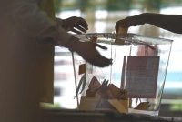 Orang ramai menunaikan tanggungjawab mengundi di Pusat Mengundi Sekolah Kebangsaan Taman Paroi Jaya sempena PRN Negeri Sembilan Ke-16 pada Sabtu. Foto Bernama