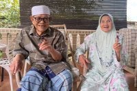 Daud dan isterinya antara yang terawal keluar mengundi pada PRN Negeri Sembilan ke-16 bagi DUN Chennah pada Sabtu. Foto Bernama