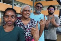 Chandru (dua, kanan) hadir mengundi bersama dua anaknya, Vishvar dan Vikashni, (kiri) serta ibunya, Rasamma (dua, kiri) di Pusat Pengundian Sekolah Jenis Kebangsaan Cina Kelpin, Jalan Tok Ungku, Taman Ujong pada Sabtu.