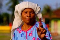 Limah menunjukkan jarinya yang berdakwat selepas mengundi pada PRN Negeri Sembilan Ke-16 di Sekolah Menengah Putra pada Sabtu. Foto Bernama
