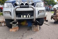 Anggota bomba berusaha menyelematkan mangsa yang tersepit di bawah kenderaan dibaikinya.