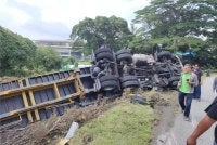 Keadaan kemalangan di susur masuk Plaza Tol Sungai Buloh menghala ke Kem Sungai Buloh pada Sabtu.