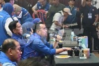 Asyraf Wajdi memaklumkan bahawa BN telah mendahului di 16 DUN setakat ini.