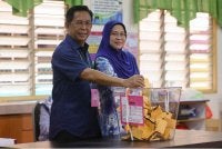Jalaluddin dan isteri, Datin Seri Maziah Mohd Nor menunaikan tanggungjawab mengundi di Sekolah Kebangsaan (SK) Kampung Putra, Jelebu. Foto: Bernama 