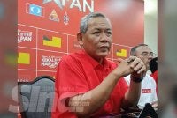 Aminuddin (kiri) ketika sidang akhbar di Command Centre PH pada Sabtu.
