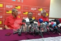 Amirudin (tengah) ketika sidang akhbar di Pusat Gerakan Operasi PH pada Sabtu.