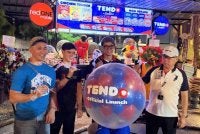 Jemay Naim (kiri) bersama usahawan Tendo by Boy2Cook pada pembukaan rasmi kiosk di Embassy Lane, Kuala Lumpur.