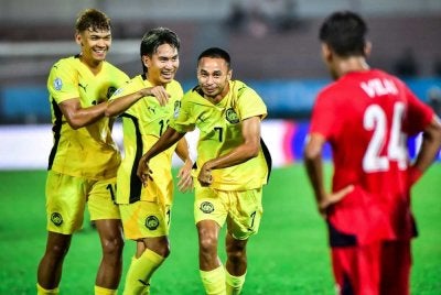 Wan Kuzain Wan Ahmad Kamal (dua dari kanan) berpotensi disenarikan dalam kesebelasan utama selepas tonggak tengah, Endrick Dos Santos mengalami kecederaan. Foto Malaysia NT