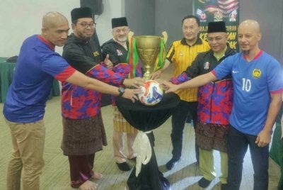 Zulkifli (dua dari kiri) bersama wakil penganjur dan tiga legenda bola sepak negara melakukan gimik peluncuran Kejohanan Bola Sepak Piala YB Menteri Agama di Masjid At-Taqwa, Taman Tun Dr Ismail pada Jumaat.