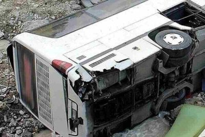 Bas berkenaan terbabas dari laluan sebelum terjerumus ke bawah cerun di Wilayah Boumerdes yang terletak kira-kira 50 kilometer dari ibu negara, Algiers. Foto: Anadolu Ajansi
