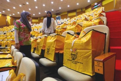 Petugas SPR memeriksa peti undi sebelum dibawa ke pusat pengundian sempena PRN Negeri Sembilan ke-16 di Kompleks Pentadbiran Daerah Port Dickson pada Jumaat. Foto Bernama