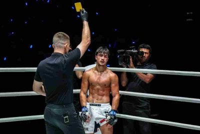 Ramadan dilayangkan kad kuning selepas pelindung giginya terlucut buat kali keempat sebelum sekali lagi terlucut buat kali kelima dalam pertarungan tiga pusingan di Stadium Lumpinee pada Jumaat malam. Foto: ONE Championship