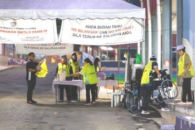 Petugas SPR melakukan persiapan terakhir sebelum pintu pusat mengundi dibuka pada 8 pagi sempena Hari Pengundian PRN Negeri Sembilan di SJKC Chung Hua, Rantau pada Sabtu. Foto Bernama