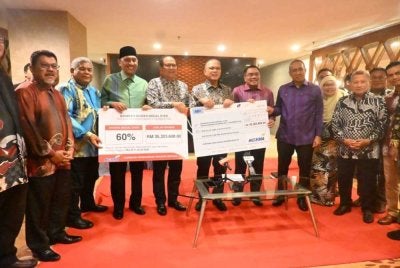 Wan Rosdy (enam dari kanan) memegang replika cek Dividen Modal Syer Kosma bagi Tahun Kewangan Berakhir 31 Disember 2025 bersama barisan kepimpinan Kosma selepas pengumuman dividen itu pada malam Sabtu. Foto Jabatan Penerangan Pahang