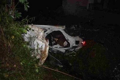 Kereta BMW X5 yang remuk teruk di tepi semak selepas terlibat dalam kemalangan maut di Kilometer 150 Jalan Kuantan-Johor Bahru, berhampiran Pantai 7, Tanjung Gemok di sini pada Sabtu. Foto Polis Rompin.