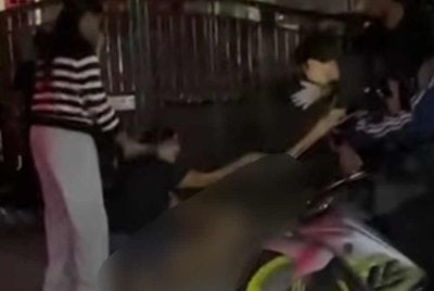 Tangkap layar rakaman video yang tular memaparkan keadaan di lokasi kejadian.