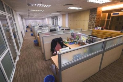 Dasar Hari Bekerja Hibrid membolehkan penjawat awam bekerja tiga hari di pejabat dan dua hari bekerja dari rumah atau lokasi alternatif. Foto Bernama