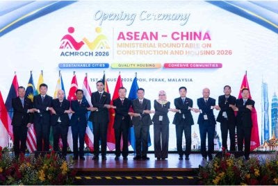 Persidangan bertemakan 'Bandar Mampan, Perumahan Berkualiti, Komuniti Bersatu Padu' yang berlangsung selama tiga hari itu menghimpunkan 300 delegasi kalangan menteri, timbalan menteri dan pegawai kanan kerajaan dari 11 negara ASEAN.
