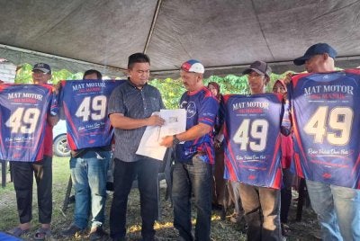 Mohd Nazari (empat dari kiri) menerima borang kemasukan sebagai ahli UMNO daripada Muhamad Safie.