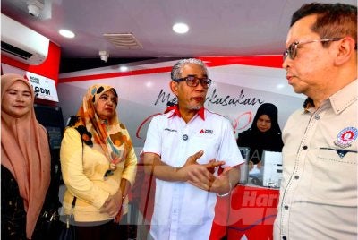 Tengku Ahmad Badli Shah (dua,kanan) beramah mesra dengan peniaga semasa Lawatan Mikro Kredit Turun Padang di Pasar Bandar Baru Jelawat, Bachok pada Sabtu. Foto:SINAR HARIAN/HAZELEN LIANA KAMARUDIN
