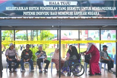 Warga emas menunggu dengan sabar giliran untuk menunaikan tanggungjawab mengundi di Pusat Mengundi Sekolah Kebangsaan Taman Paroi Jaya sempena PRN Negeri Sembilan Ke-16 pada Sabtu. Foto Bernama