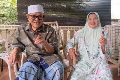 Daud dan isterinya antara yang terawal keluar mengundi pada PRN Negeri Sembilan ke-16 bagi DUN Chennah pada Sabtu. Foto Bernama
