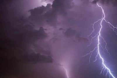 MetMalaysia menerusi amaran pada jam 3.45 petang memaklumkan cuaca buruk itu dijangka melanda sembilan negeri, Kuala Lumpur dan Putrajaya. Gambar hiasan 